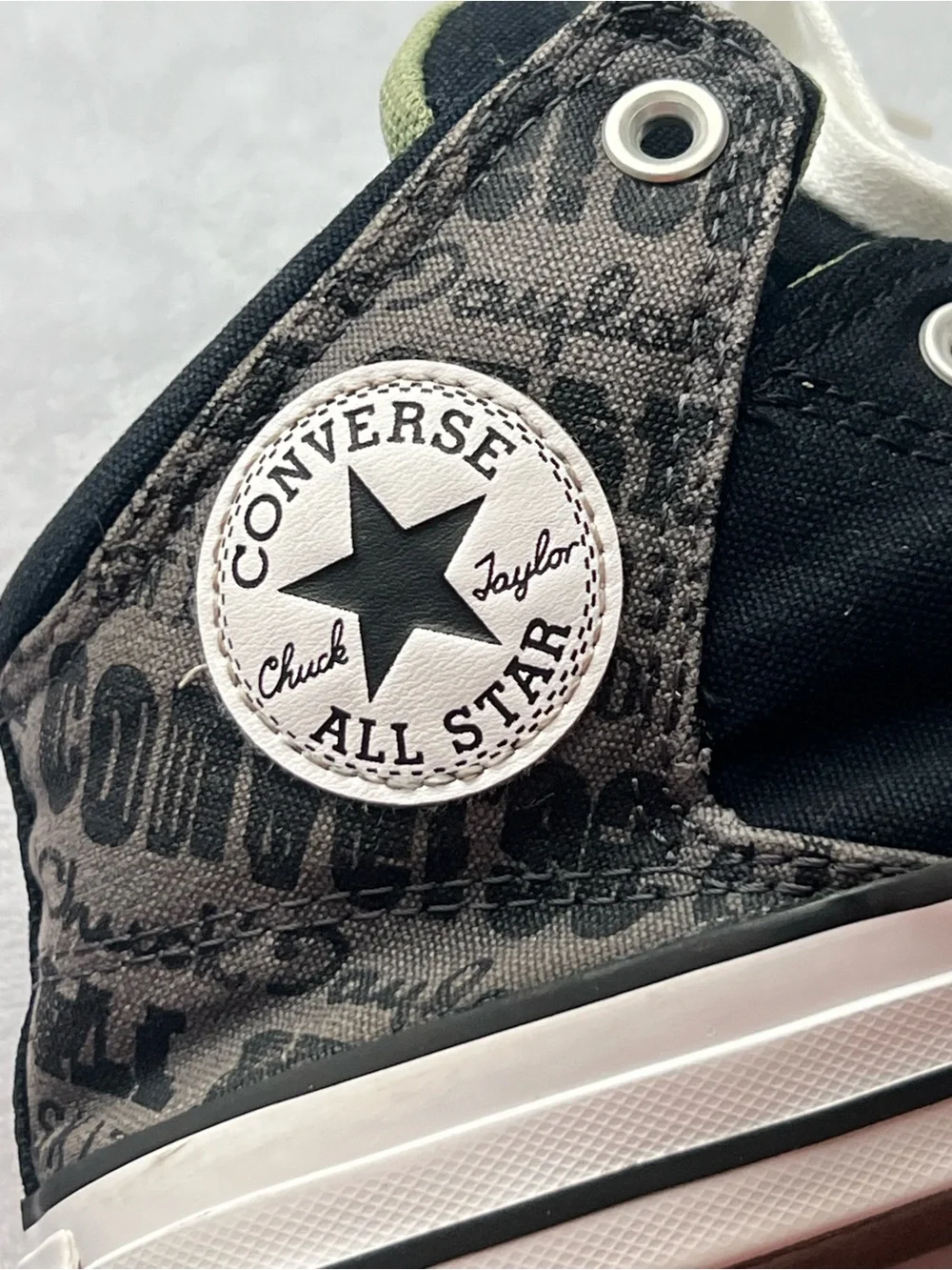 Converse Unisex High Top Sneakers in Black with Green Lining Men’s 5 / Women’s 6